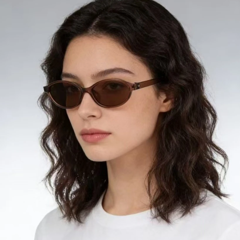 Designer Sunglasses - 小さめの楕円形サングラス、レディース、ヴィンテージブランド、デザイナーズ、Y2Kスタイル、90年代ファッション、キャットアイ型、女性用、UV400カット。