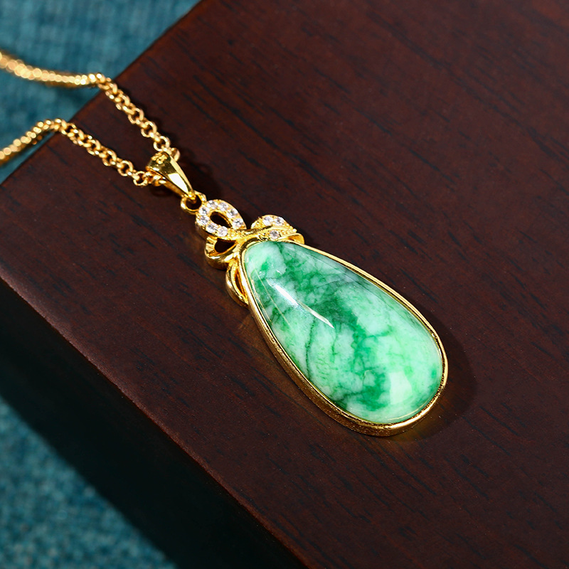 Gold Plated Jewelry - 天然翡翠の水滴型ペンダントネックレス。石彫りの宝石を使用した本物のジュエリー。ヴィンテージ風の魅力的なデザイン。18Kゴールドメッキ仕上げ。女性へのギフトに最適。