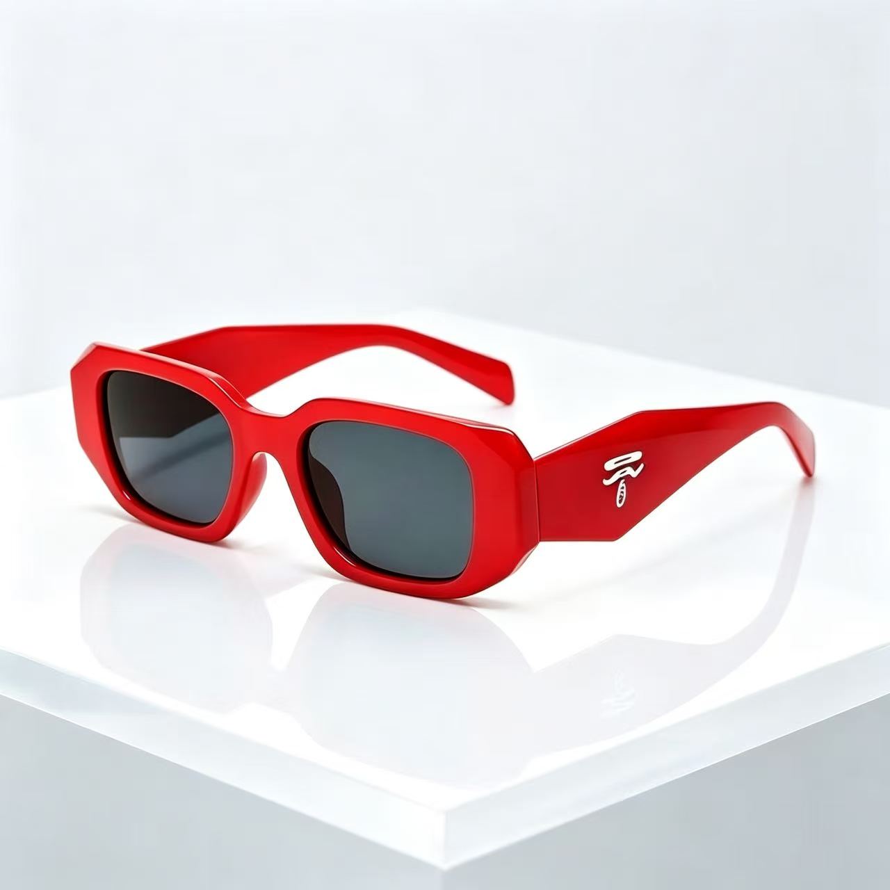 Designer Sunglasses - ヴィンテージ風のスクエア型サングラス。男女兼用。高級ブランドのデザイナーによるクラシックなデザイン。運転や旅行に最適。長方形のフレームで、トロピカルな雰囲気のバケーションスタイルに合う。