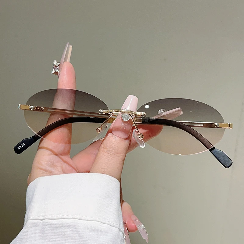 フレームレスのオーバル型サングラス。女性向け、グラデーション - Designer Sunglasses のレビューと価格