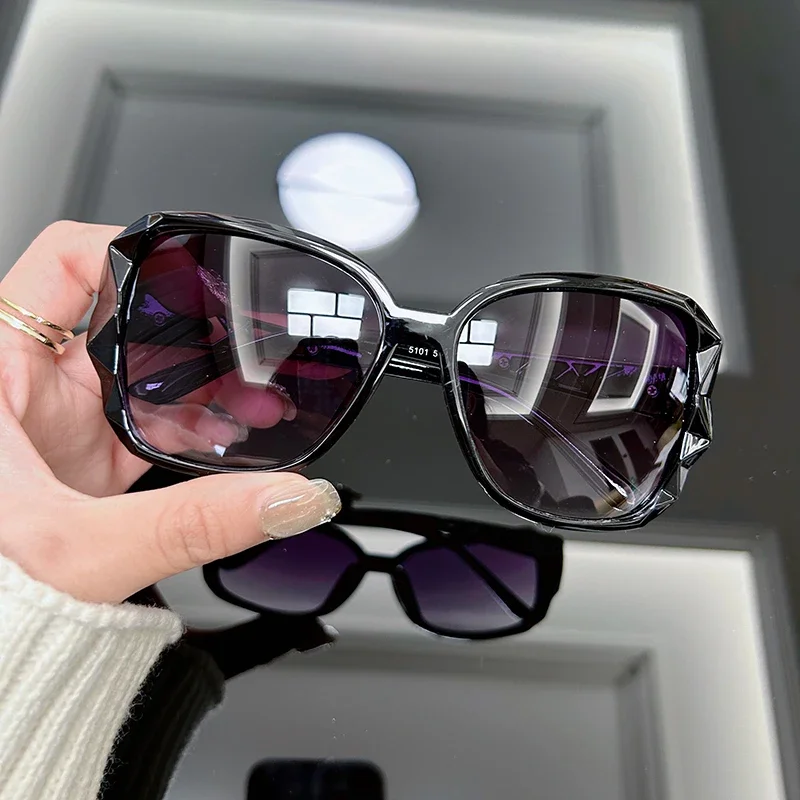 ヴィンテージ風のオーバーサイズサングラス、レディースブランド - Designer Sunglasses のレビューと価格